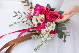 Букет невесты цвета фуксии из роз и анемон