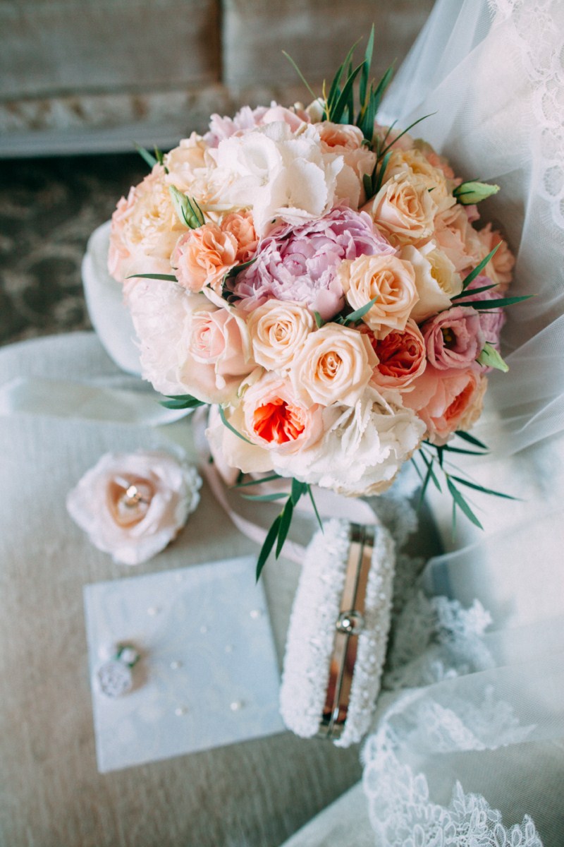 Нежный букет невесты из пионов и роз
