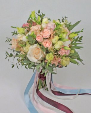 Свадебный букет с пионовидными  розами, растрепанного вида. Декорирован лентами, гармонирующими с костюмом жениха.