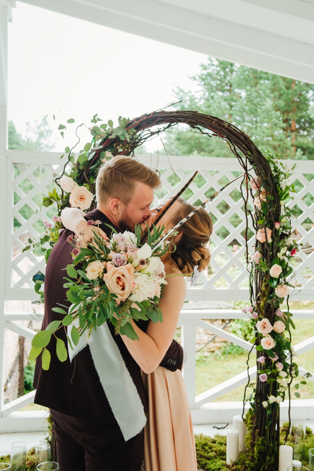 Арка для свадебной церемонии и букет невесты в стиле бохо, с перьями, ловцами снов и пионовидными розами