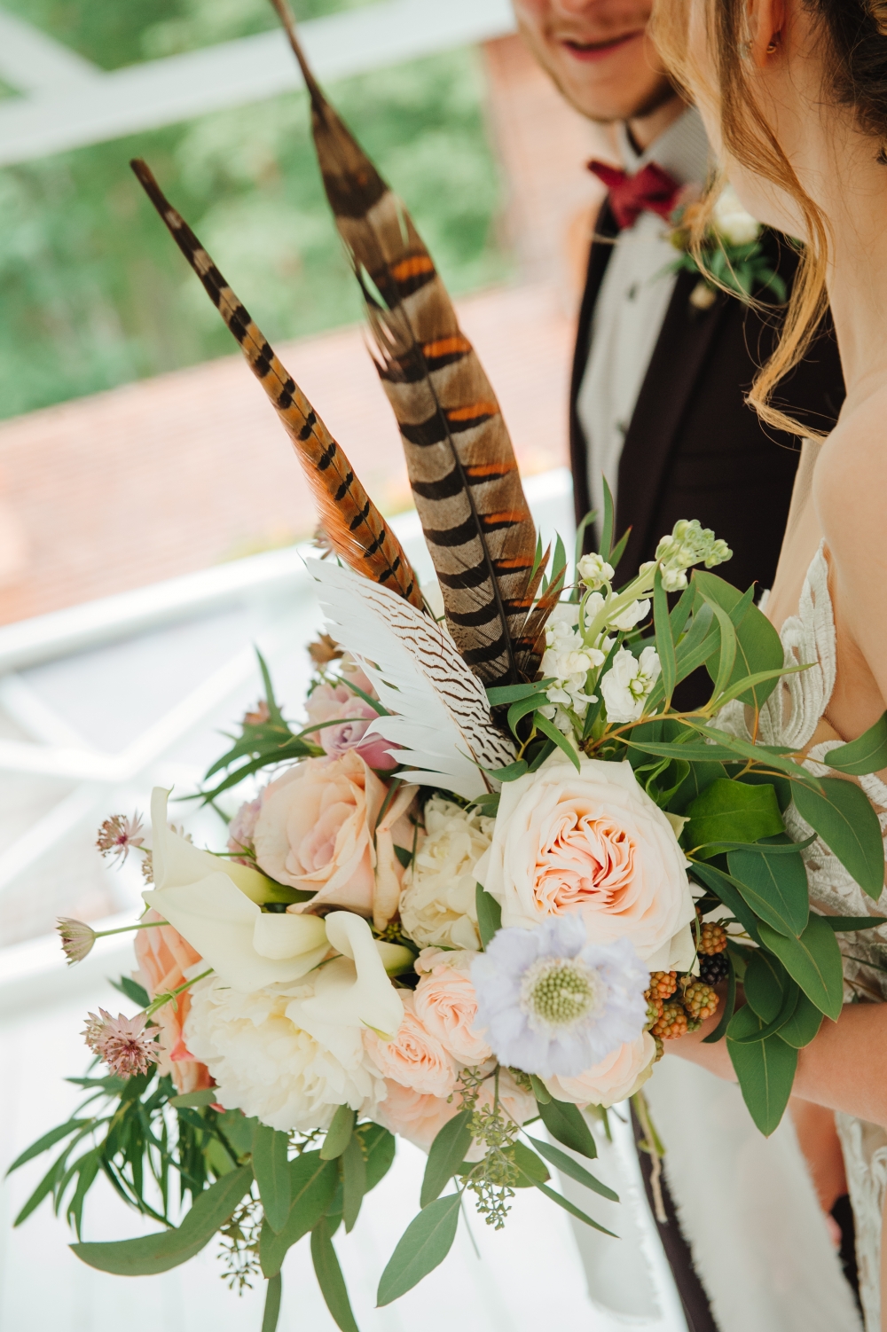 Букет невесты в стиле бохо, с перьями и пионовидными розами