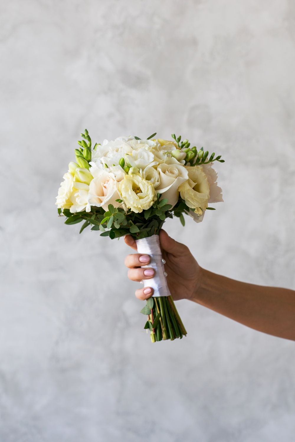 Свадебный букет с пионами, розами и фрезией

