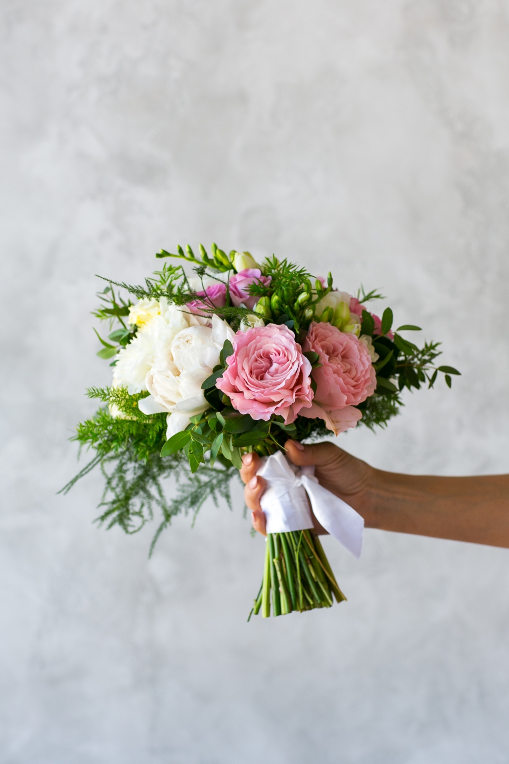 Свадебный букет с пионовидными розами и георгинами