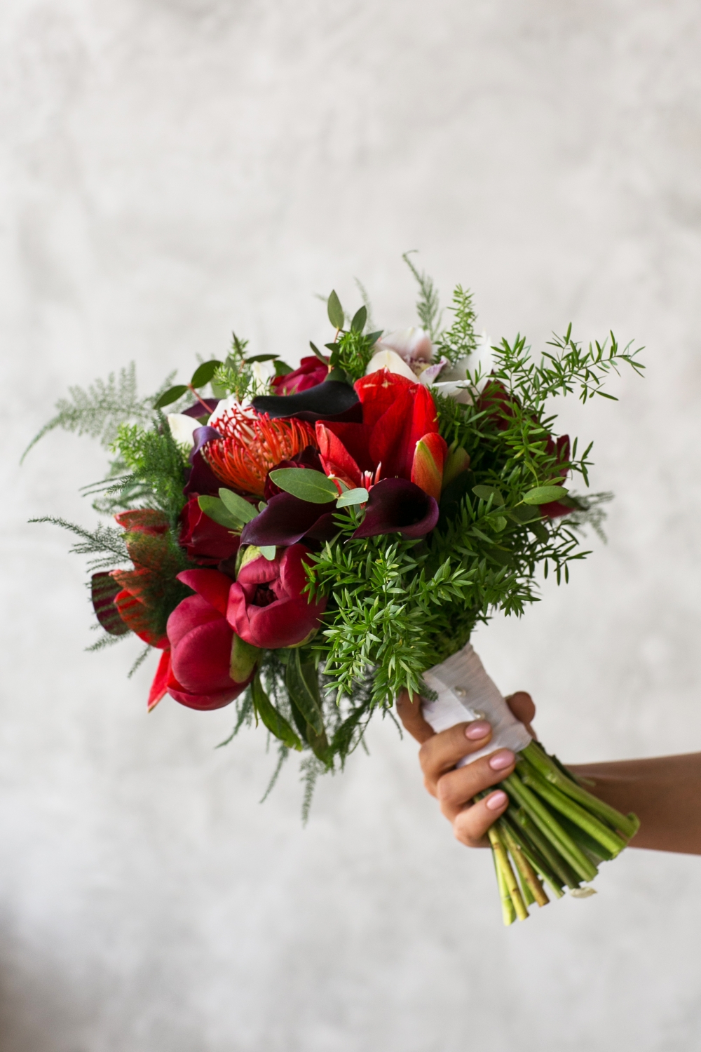 Свадебный букет с пионами, протеей и розами