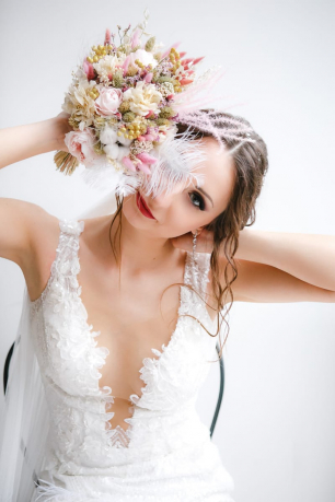 Невеста со свадебным букетом из сухоцветов и стабилизированных цветов