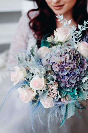 Свадебный букет в холодной палитре с ароматными розами, необычной гортензией, бархатным сенецио и морозным декором из рускуса и стифы