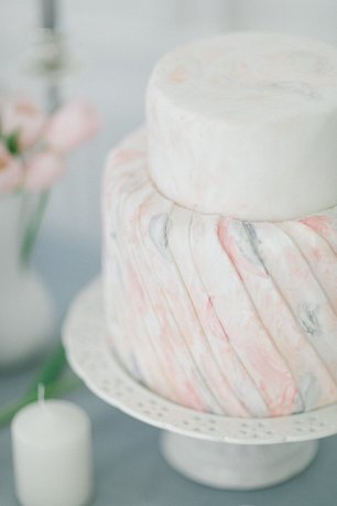 Оригинальный торт в белом и розовом тонах