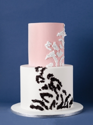 Стильный свадебный торт с рисунком из колотой карамели