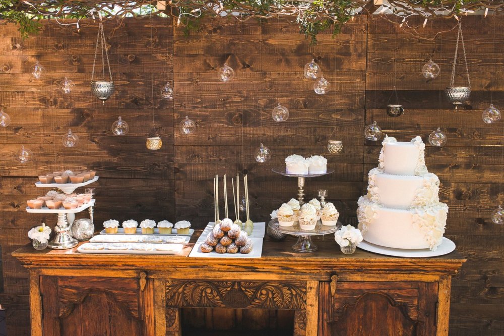 Торт и сладкий стол для белоснежной сферической свадьбы в стиле Рустик