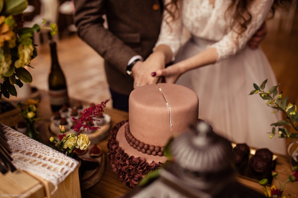 Изысканный свадебный торт с шоколадной гофрой 