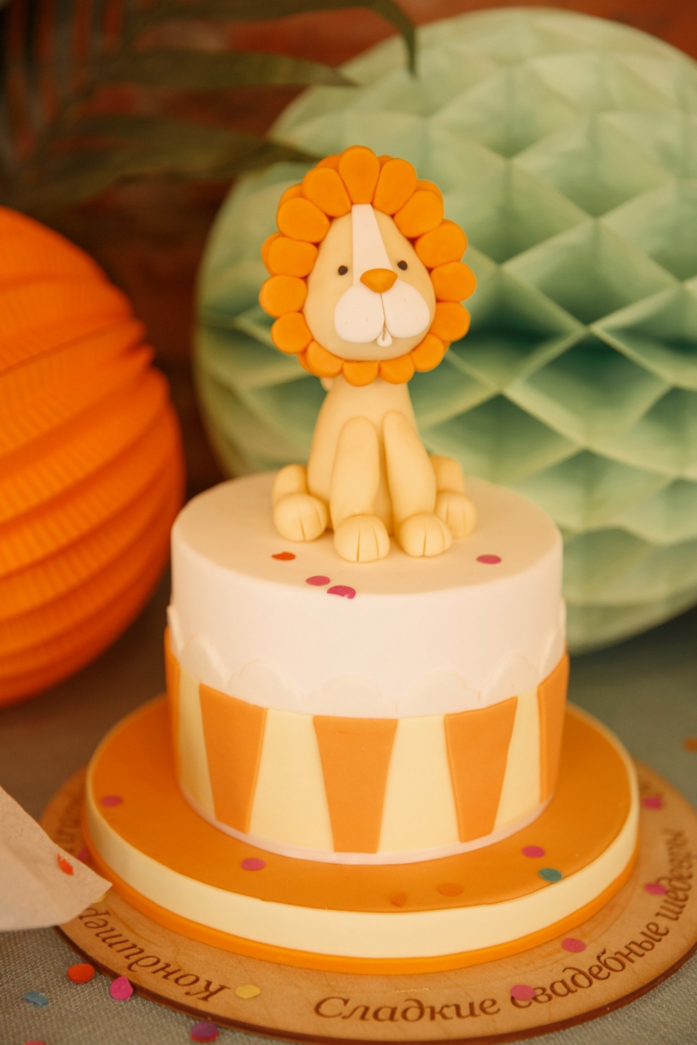 Детский торт с фигуркой льва.