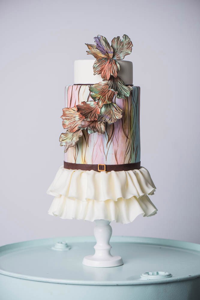 Свадебный торт в ретро стиле ,с гафрированной юбочкой и ремешком из сахарной пасты ,с нежной акварельной росписью и необычной цветочной композицией .
