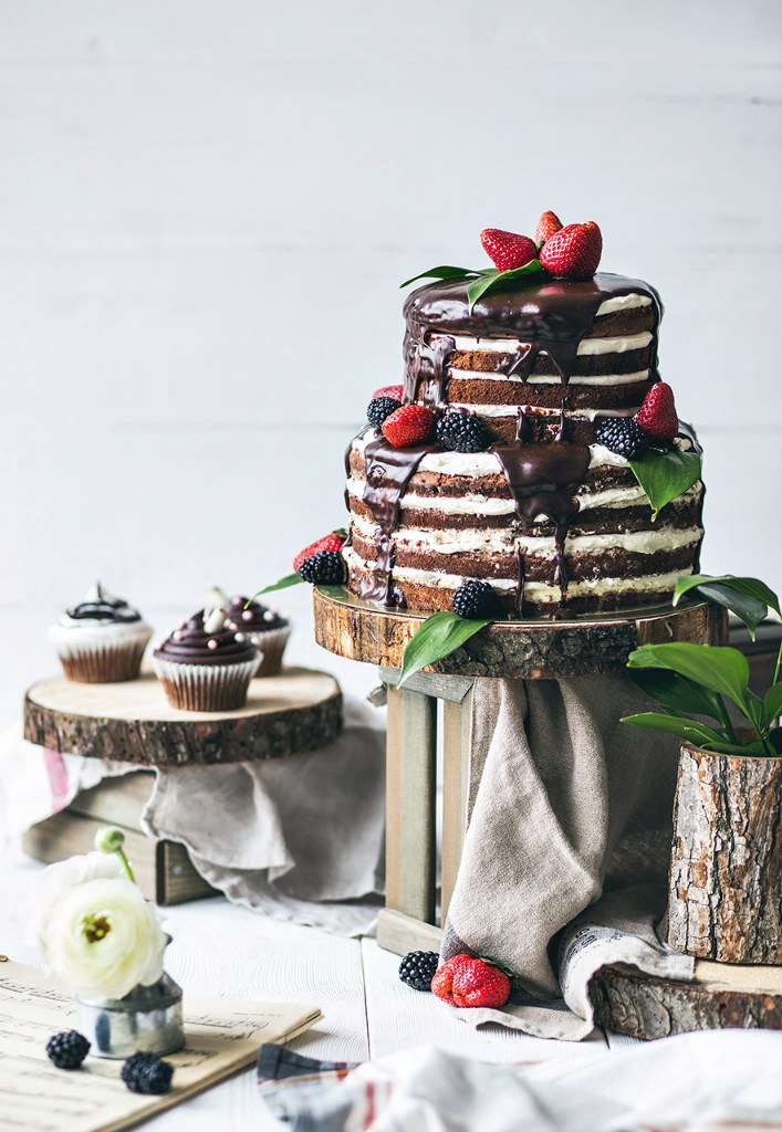 свадебный открытый торт,с шоколадными коржами,лёгким сливочным кремом,украшенный свежими ягодами