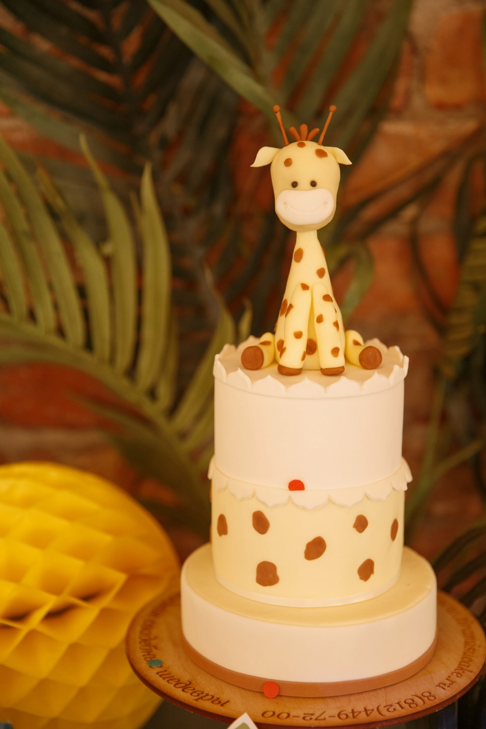 Детский торт с фигуркой жирафа.