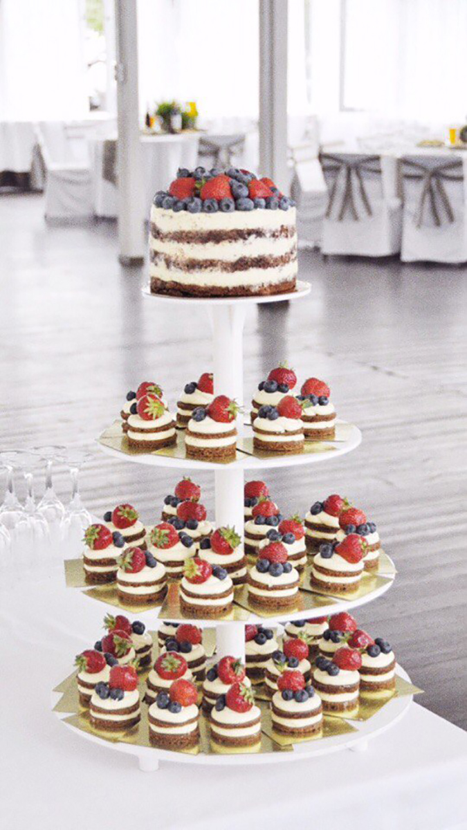 Торт с ягодами и пирожные от Свит Бисквит