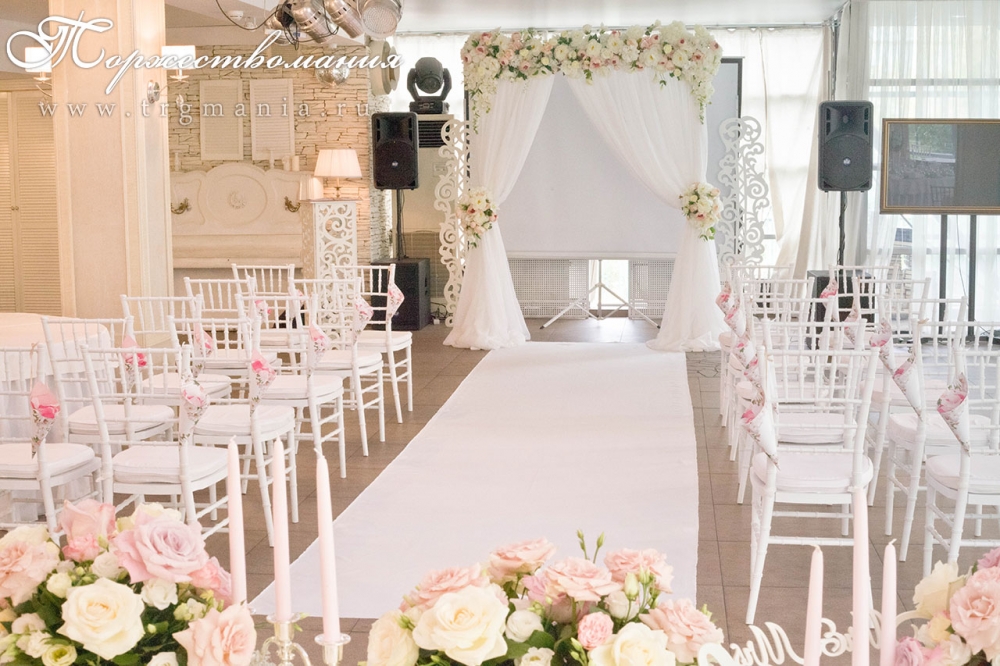 белая свадебная арка в ресторане Таврический сад
Студия декора Торжествомания