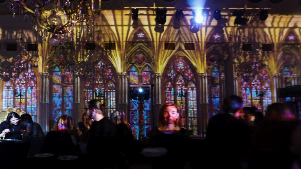 Чудесное перевоплощение дворцового интерьера в готический собор с помощью 3д мэппинга