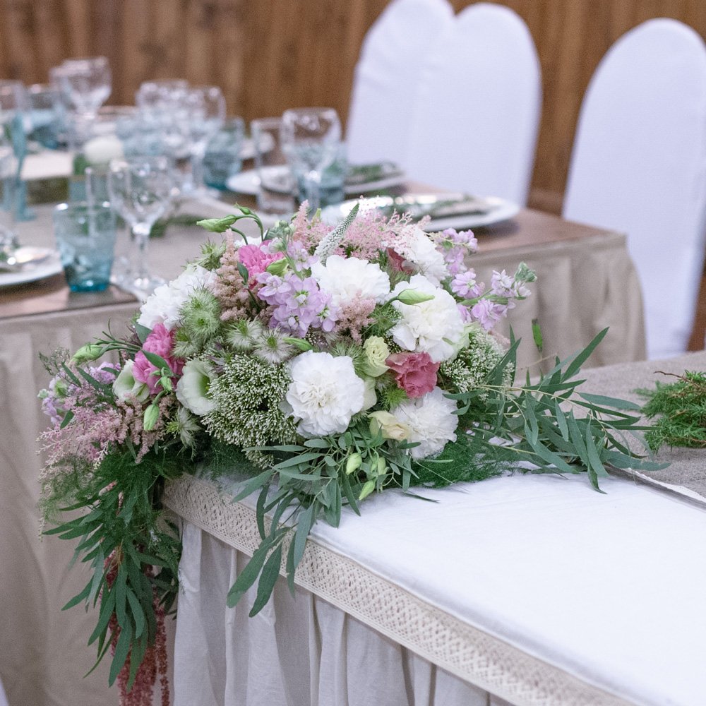 оформление стола молодоженов, свадебный декор, флористика, банкетый зал декор
