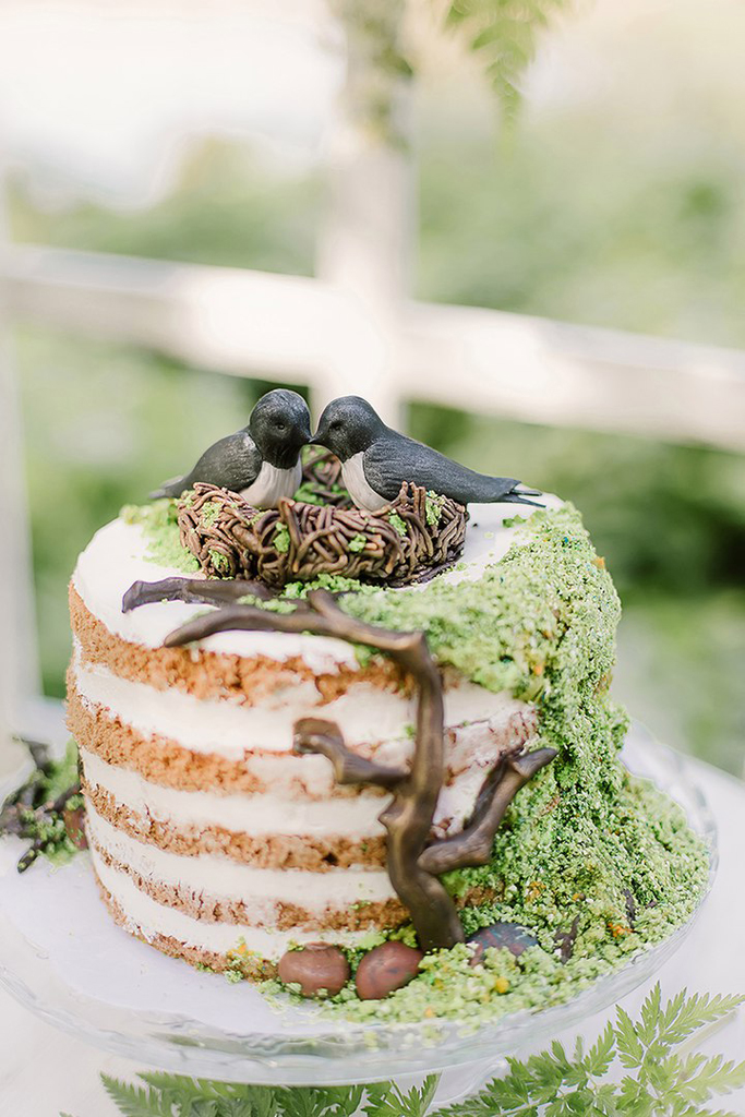 Торт - неотъемлемая часть свадебного декора