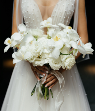 ВОздушный букет невесты из эустомы, орхидеи и тюльпанов