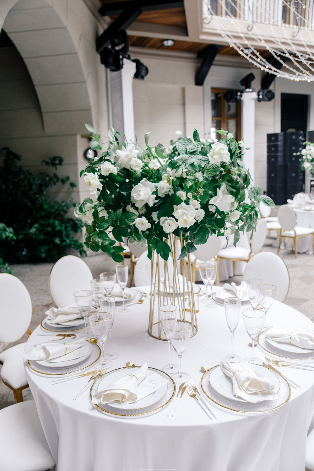 Оформление свадьбы в "Замке БИП"
Композиция на стол гостей в бело - зеленом цвете