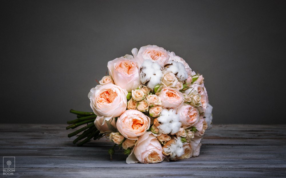 Букет невесты - пионовидные розы Девид Остин, хлопок, кустовая роза и кремовые розы