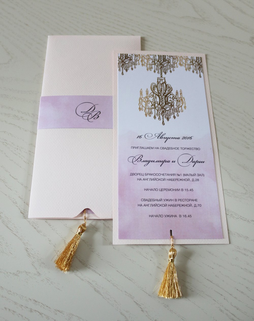 Приглашения в нежно-пудровых оттенках с золотыми кисточками, которые дополняют будуарный стиль карточек