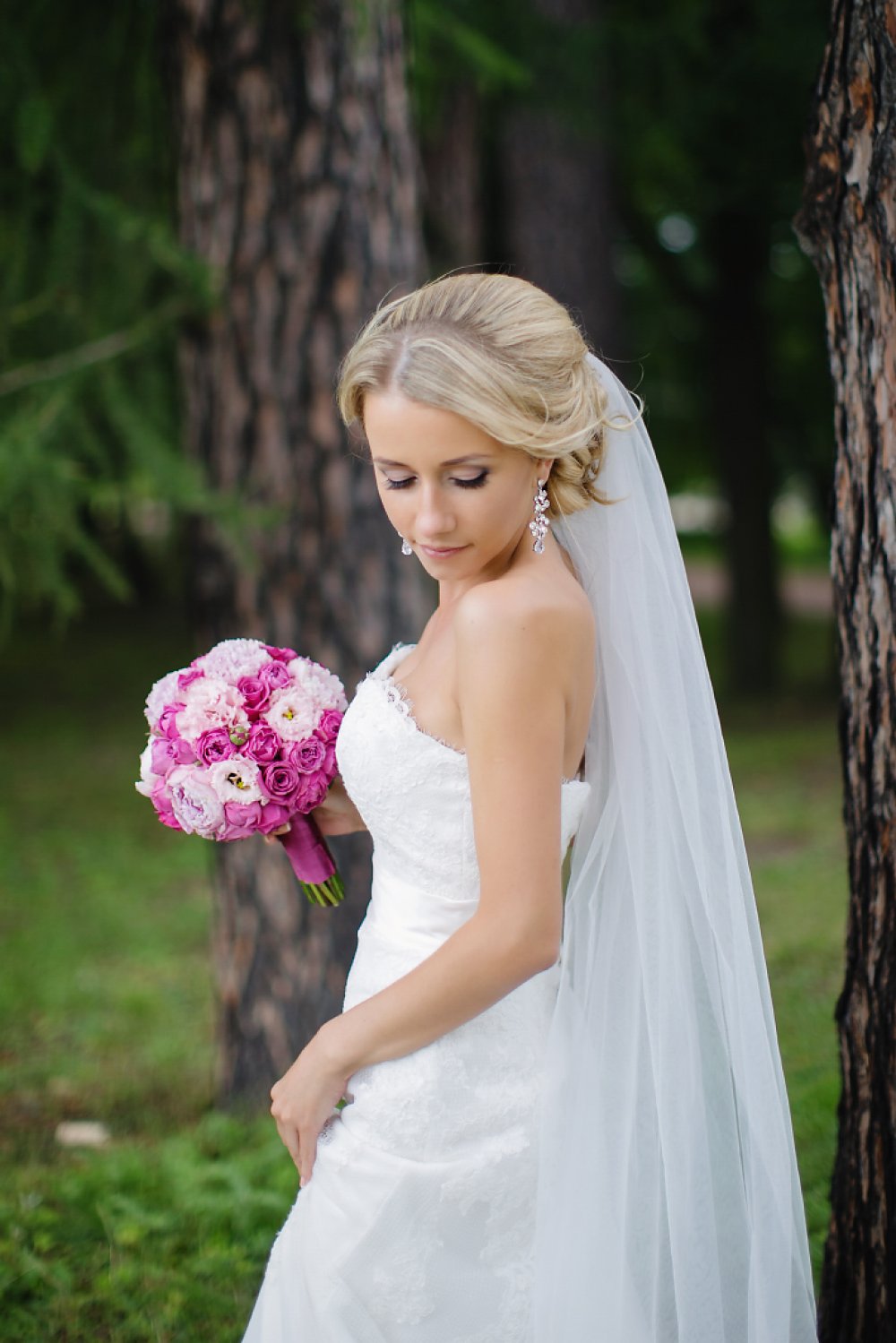 Букет невесты в ярком цвете фиксия