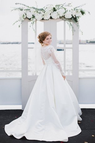 Свадебное платье с кружевной спинкой и средней длинны шлейфом
