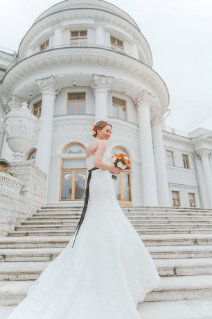 Кружевное платье невесты с длинным шлейфом