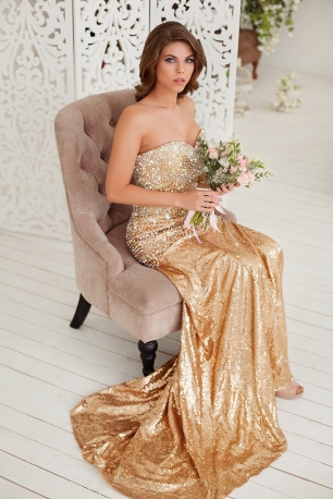 Необыкновенное золотое платье для студийной свадебной съемки