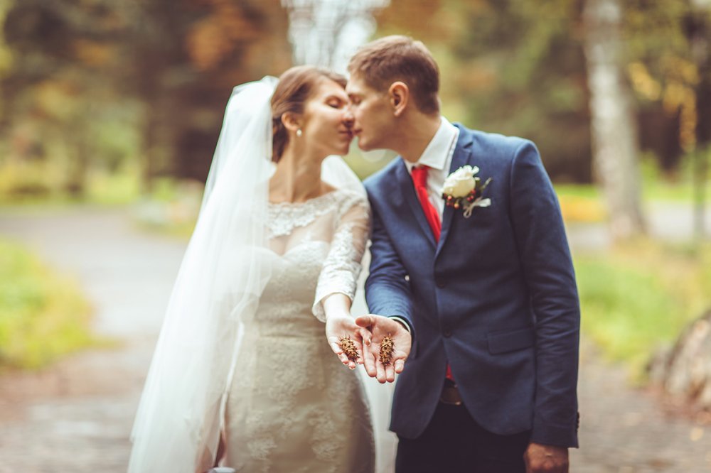 Невеста и жених на свадебной фотосессии