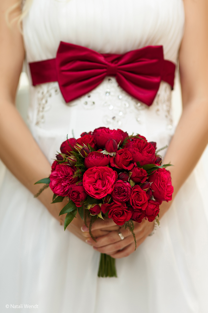 Красный свадебный букет из пионовидных роз