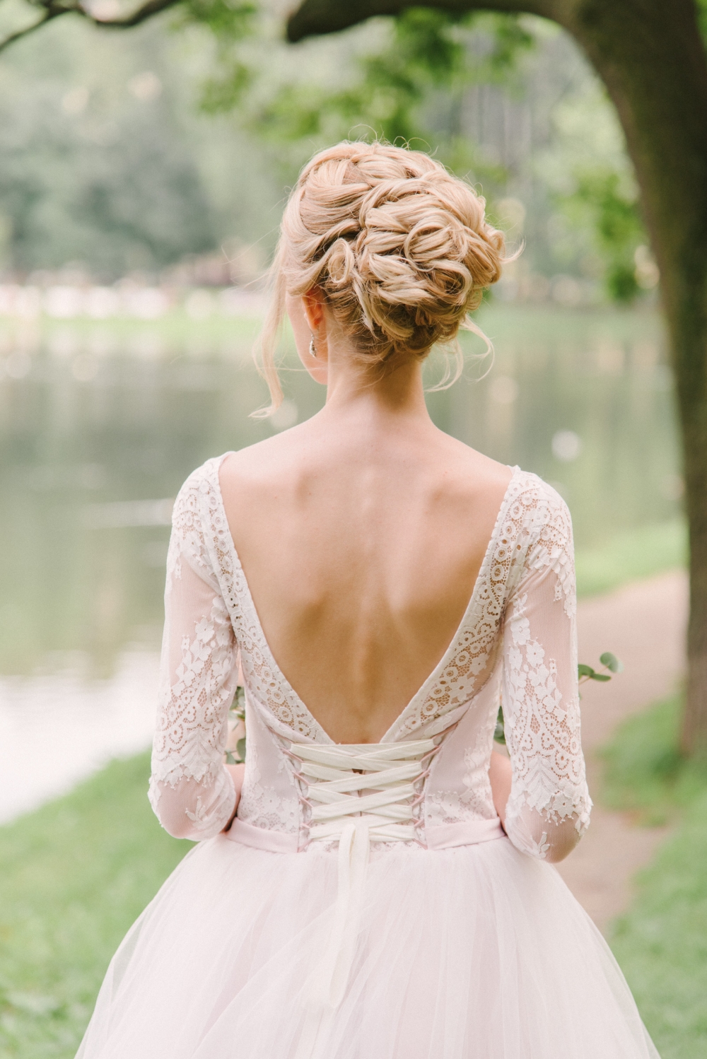 Нежно-розовое платье невесты с открытой спинкой и длинными кружевными рукавами