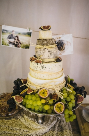Символический "санкционный" торт в виде разных кругов сыра – от пармезана до рокфора и бри