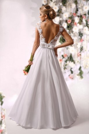 Свадебное платье с вырезом на спинке