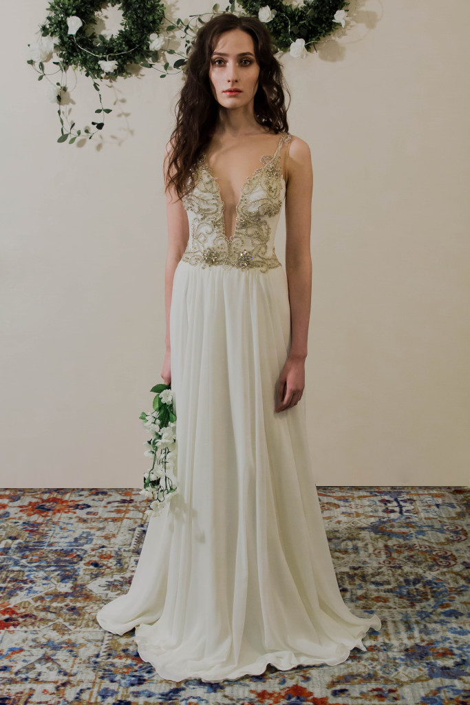 Свадебное платье Elen в стиле бохо из коллекции 2017. Ручная вышивка кристаллами и легкая шифоновая юбка - идеальное сочетание. 