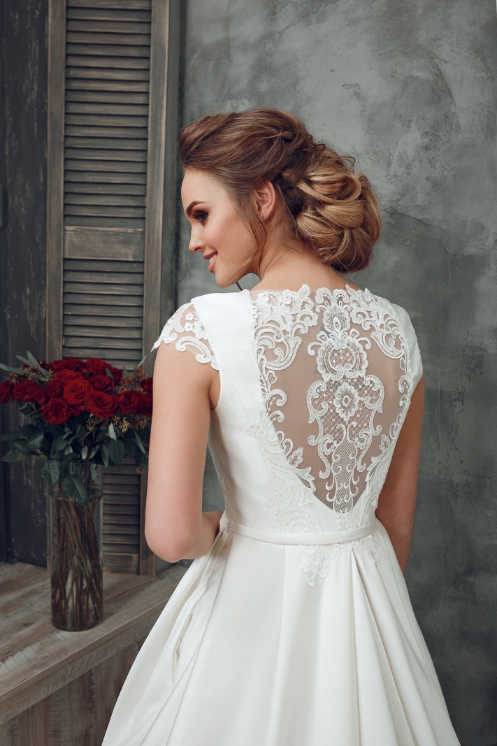 Свадебное платье с красивой кружевной спинкой