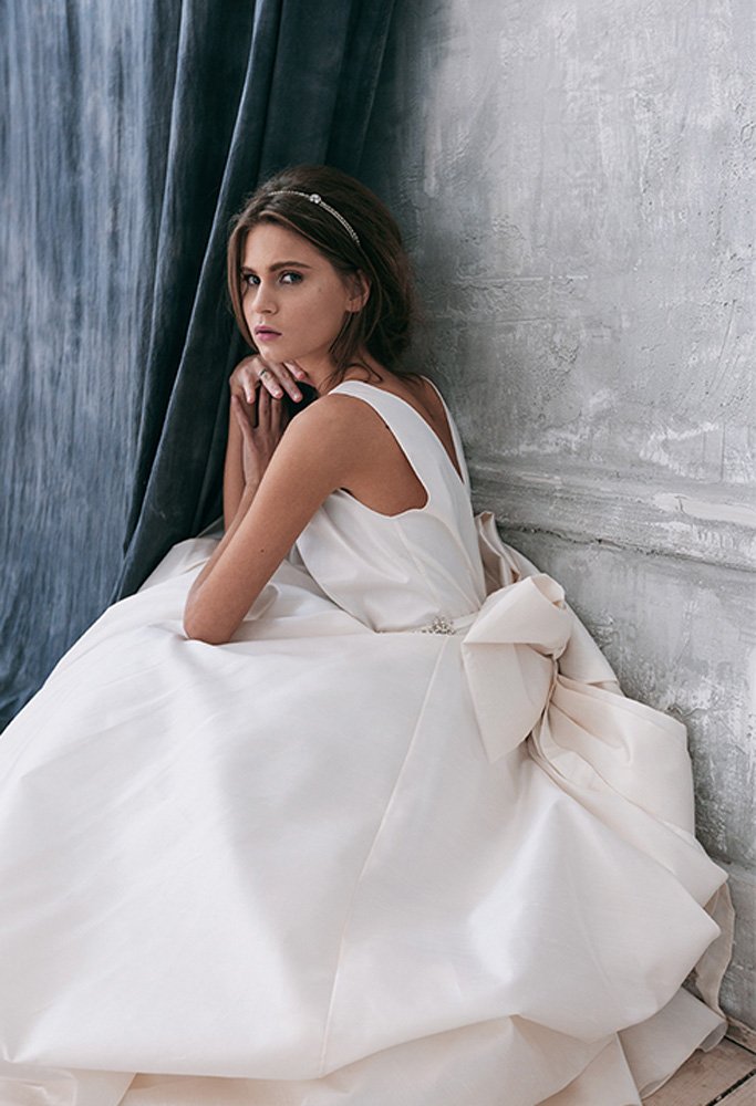 Лаконичное и невероятно стильное свадебное платье из шёлковой тафты. Плотный корсет на косточках, сзади на молнии. Бант съемный. Материал: 100% шёлк (natural silk)
