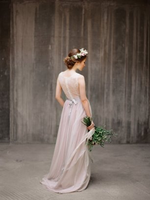 Платье невесты с кружевной спиной