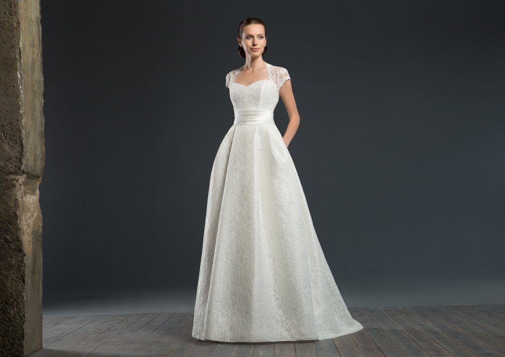 Элегантное платье исполненное в фактурном кружеве. Элегантный вырез и акцент на талии - создает образ элегантной современной невесты.