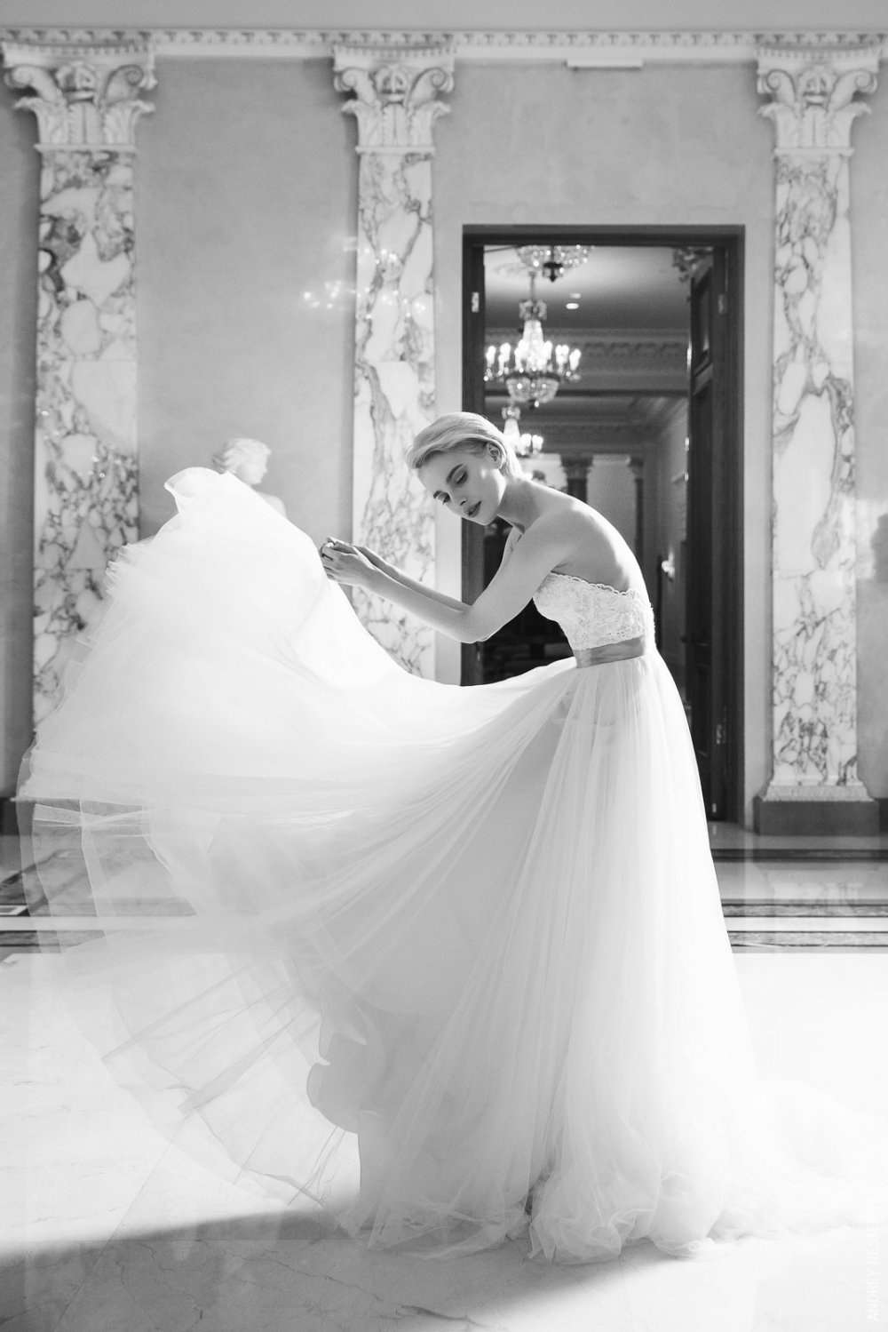 Летящее нежное свадебное платье Watters с кружевным лифом и легкой фатиновой юбкой.