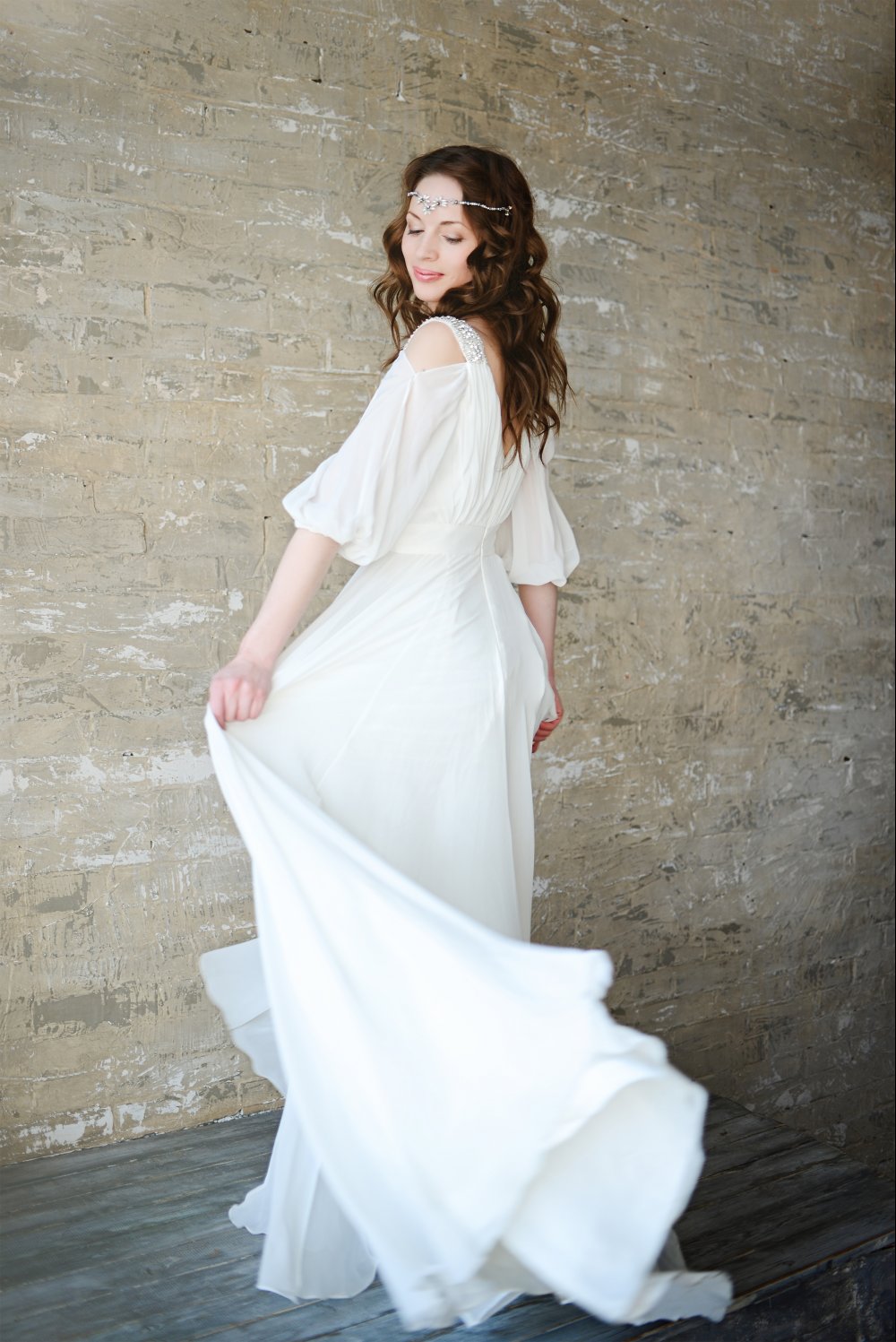 Свадебное платье Селена. Летящий воздушный А-силуэт, легкий шифон, отделка кристаллами на талии и плечиках.