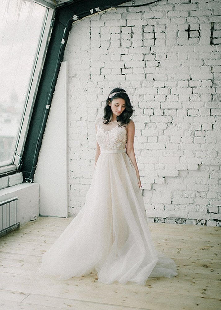 Belardi – невесомая воздушность. Роскошное фатиновое платье, отделанное оригинальной вышивкой. Расшитое кружево притягивает взгляд и будоражит воображение. Легкие ткани платья не ограничивают движения.