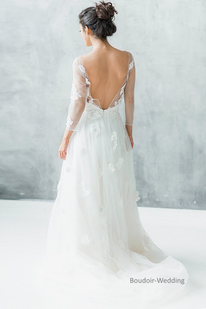 Свадебное платье Dalia расшито объемным 3D кружевом и выглядит очень романтично и изысканно. Открытая спинка делает образ невесты утонченным и нежным.