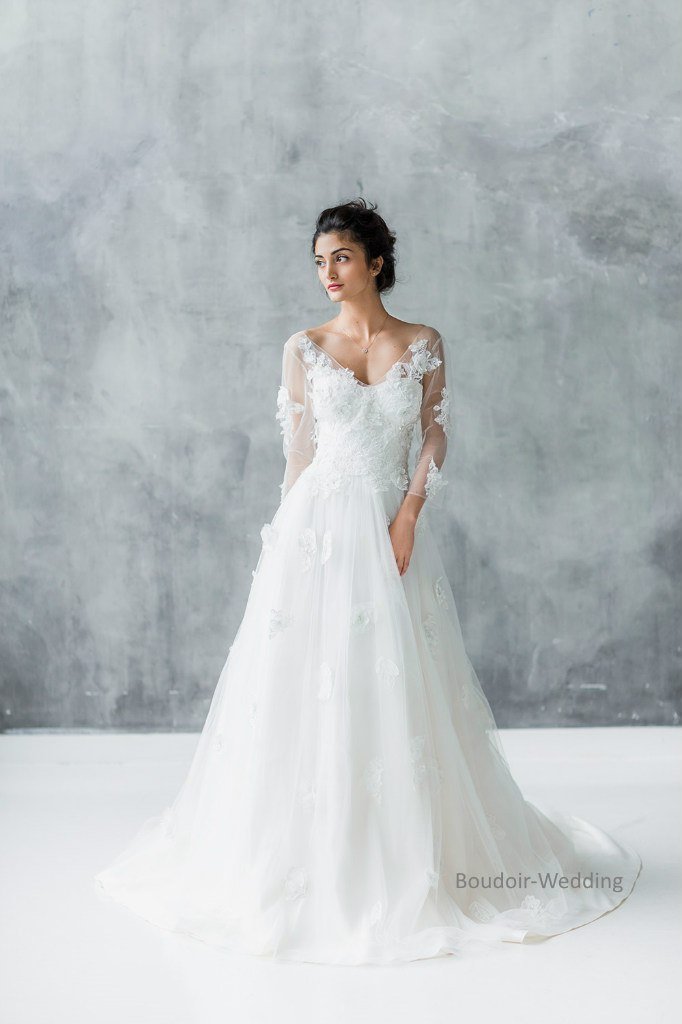 Свадебное платье Dalia расшито объемным 3D кружевом и выглядит очень романтично и изысканно. Открытая спинка делает образ невесты утонченным и нежным.