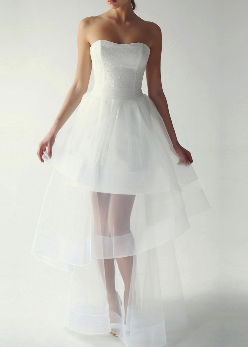 Короткое кружевное свадебное платье-футляр.
