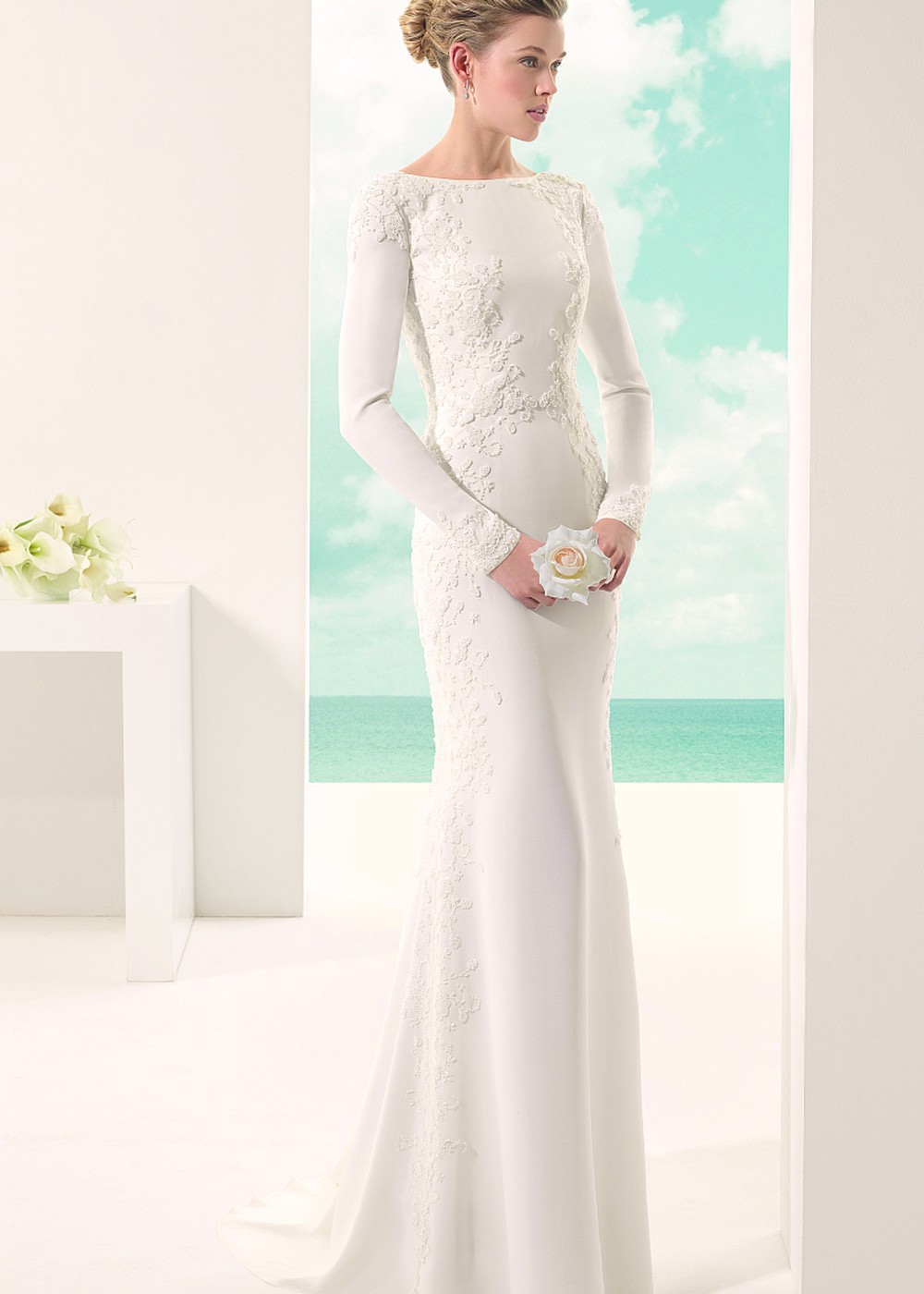 Свадебное платье VENUS входит в линейку самых популярных моделей в стиле “годе”. Созданное из плотного крепа, оно смотрелось бы весьма лаконично, если бы не мастерская расшивка бисером по всему полотну.  V-образный вырез по спинке.