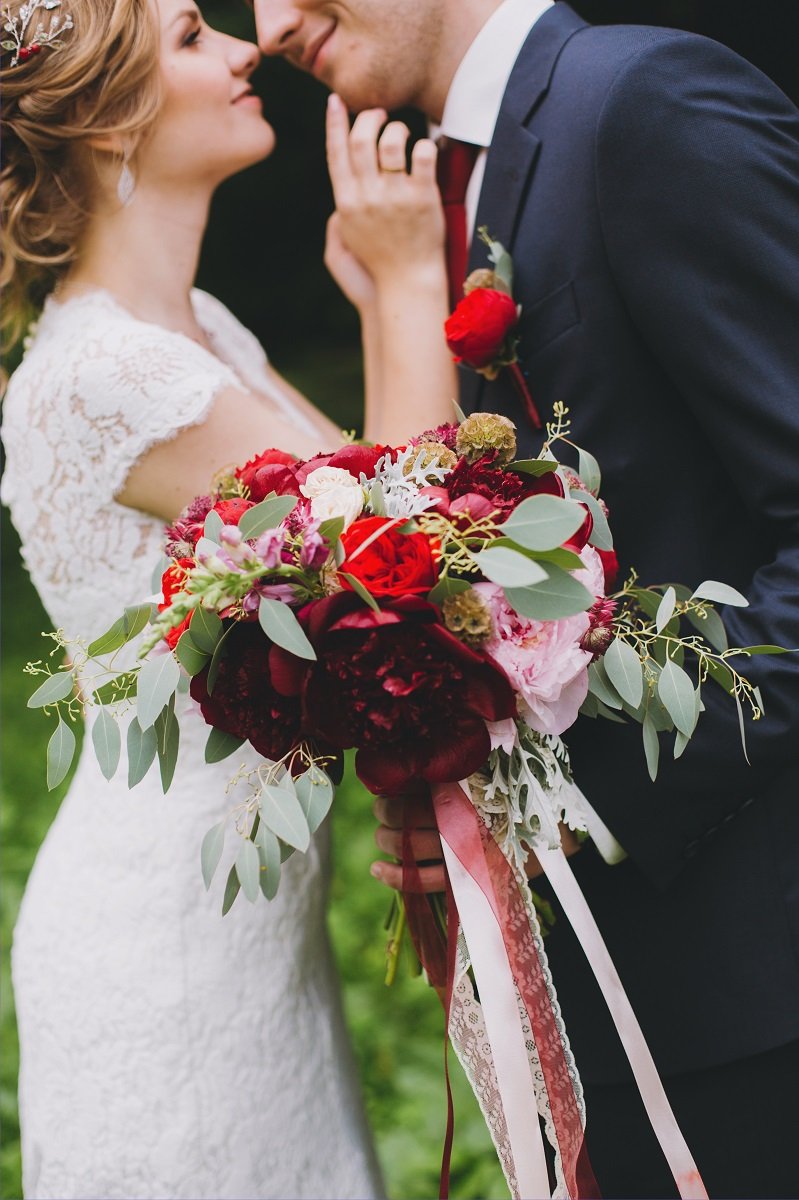 Букет невесты в цвете Марсала, украшенный лентами