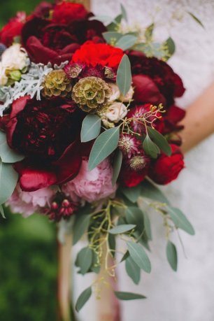 Букет невесты в насыщенном бордовом цвете